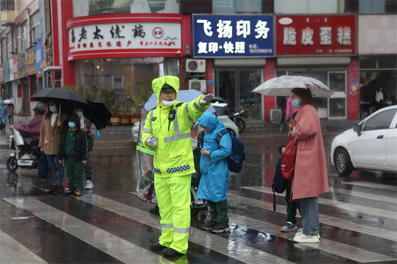 商丘交警雨中执勤保畅通 展现“小黄人”风景线