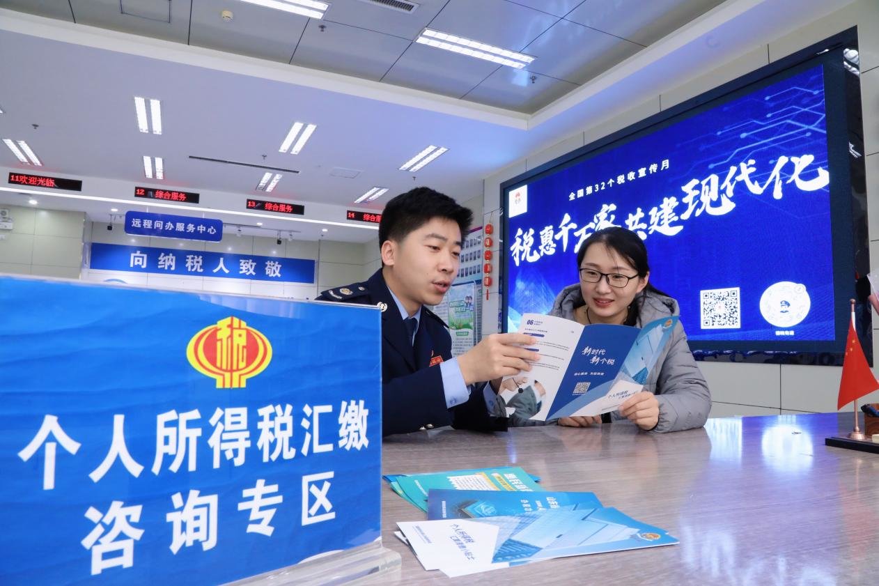 齐河县税务局工作人员为纳税人讲解个人所得税汇算清缴操作流程