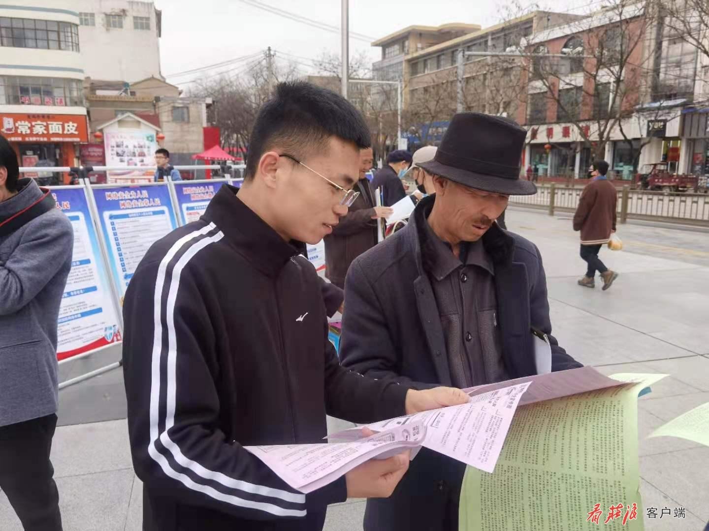 庄浪县工作人员向群众宣传讲解《网络安全法》