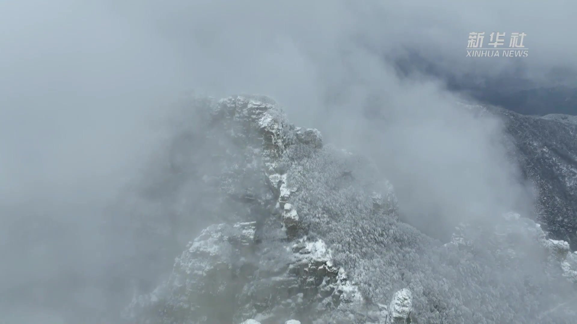 雪霁白石山 云海美如画