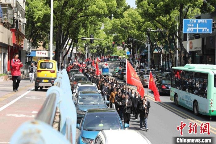 安庆组织青少年重走延乔路。　徐火炬 摄