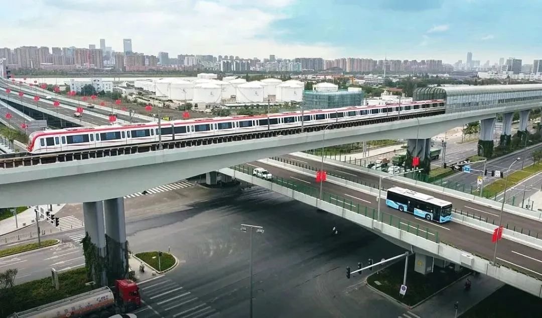 建成铁路宁波西站为宁波主枢纽站,近期引入通苏嘉甬铁路,甬台温铁路