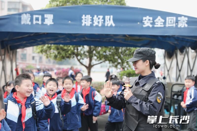 长沙县盼盼小学女保安刘秋美在护送孩子。长沙晚报通讯员 李杰 摄