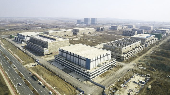 目前，长春国际影都影视拍摄基地已粗具规模，今年预计有三个影棚投入使用。图为1日拍摄的项目建设现场。