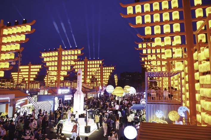 “长春电影嘉年华”文化创意街区以“电影文化+休闲夜游”的形式，打造长春文旅产业主题文化创意街区发展新模式。