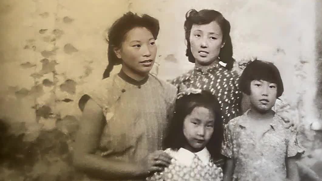 童年时寻亲又被虐待遗弃的经历，对张洁的写作风格有何影响？