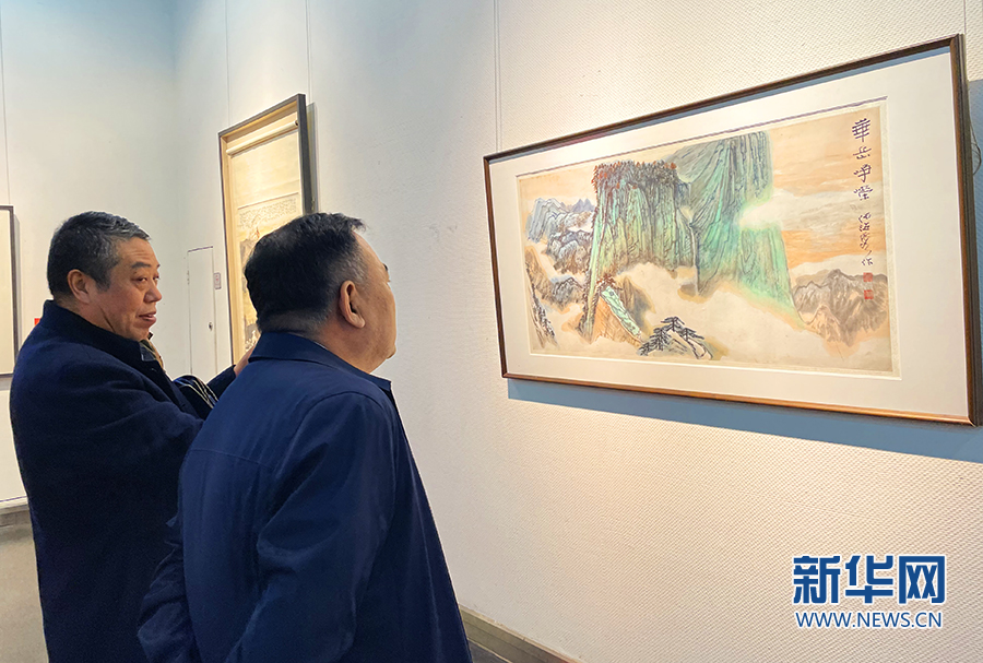 3月24日，在长安画派美术作品展览上，书画爱好者参观画作。新华网 杨喜龙 摄