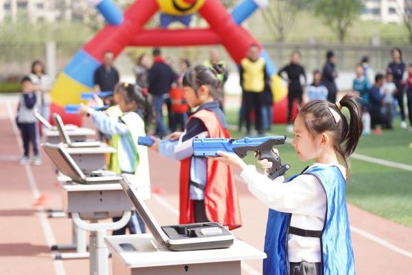 西安高新区：精彩校园激光跑 周末全民健身动起来