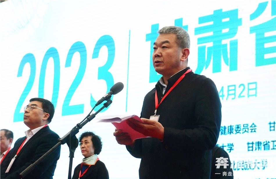 ▲甘肃省教育厅党组成员、副厅长邓伟致辞