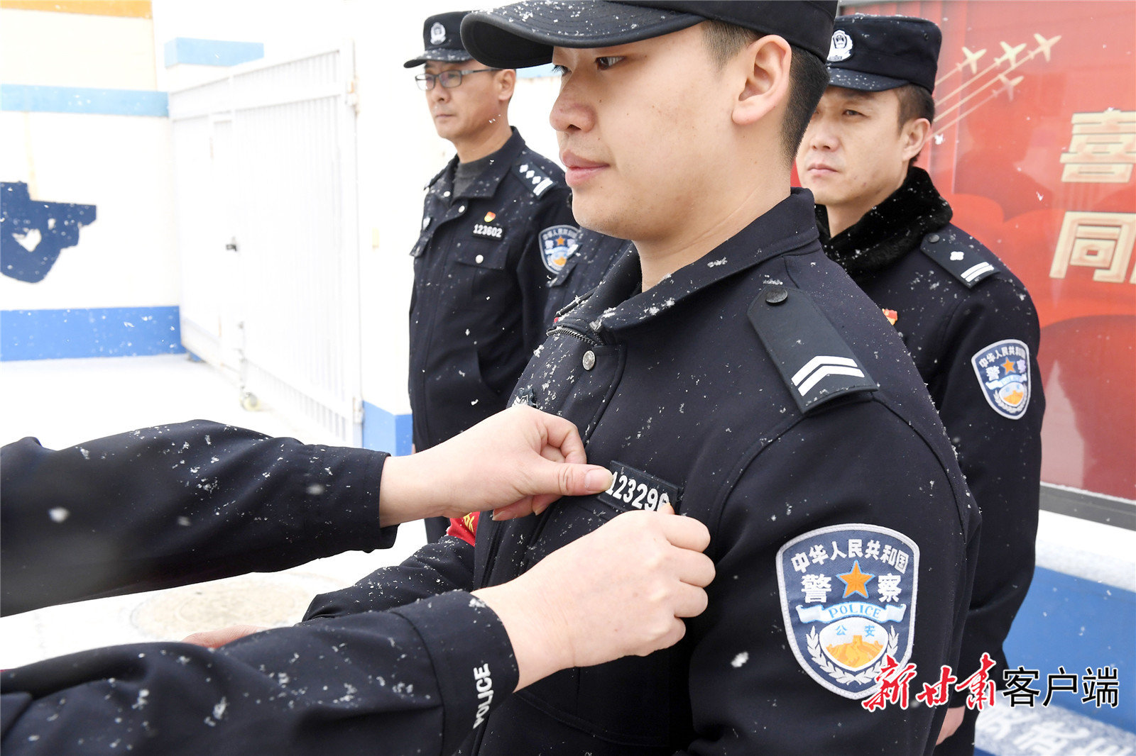 窦轶凡佩戴上父亲曾经佩戴的警号