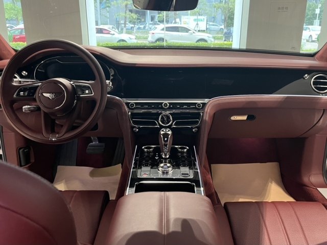 2023款宾利飞驰内饰用料顶级,手能触及的地方非真皮即实木,选材不计