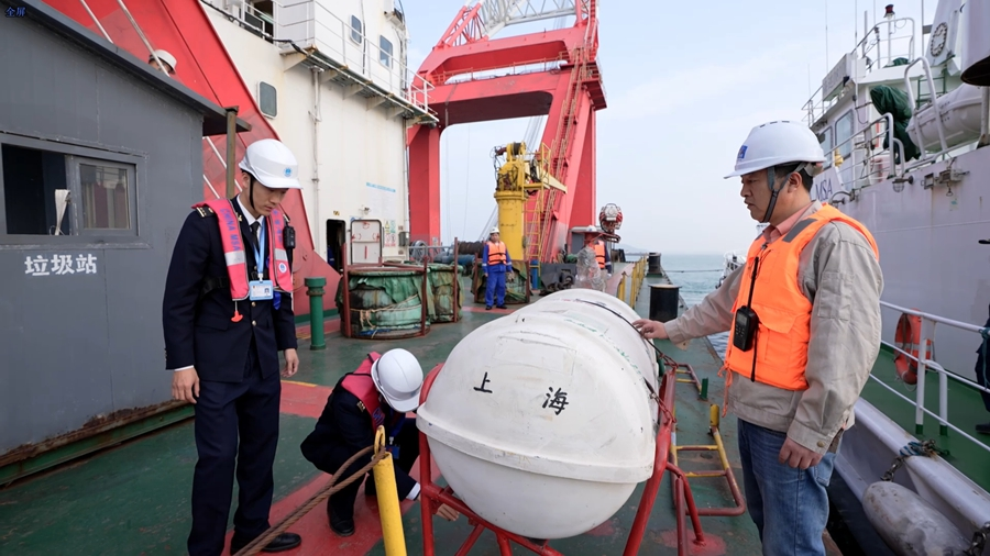 4月5日，由台湾海峡大型巡航救助船“海巡06”轮领衔的海事执法船艇编队开启台湾海峡中北部联合巡航巡查专项行动。图为福建海事局工作人员检查过往船只。