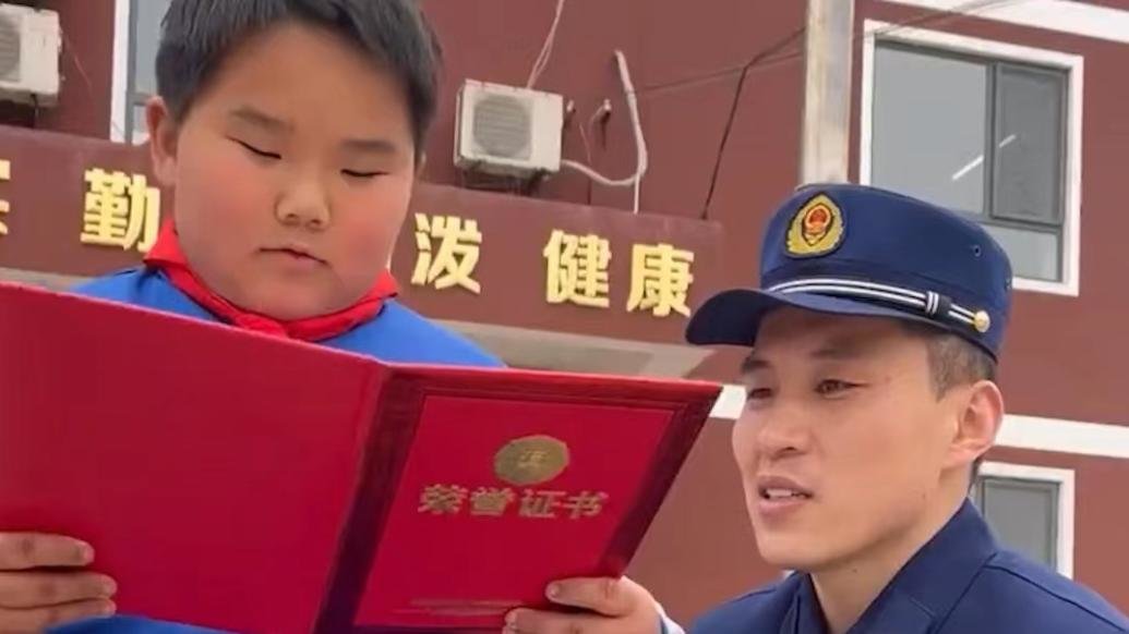 为天津消防带路的小学生找到了，他还得到了荣誉证书
