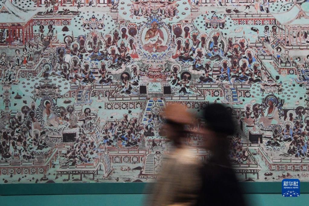4月5日，观众在敦煌研究院兰州分院敦煌艺术馆参观。新华社记者 陈斌 摄
