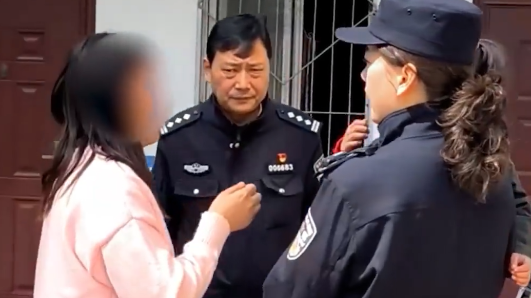 女警对送拘违法人员女儿善意谎称：妈妈帮警察破案