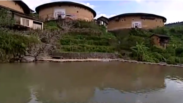 让卫星都看走眼的“核基地”！客家土楼状若飞碟，已在山坳里屹立数个世纪