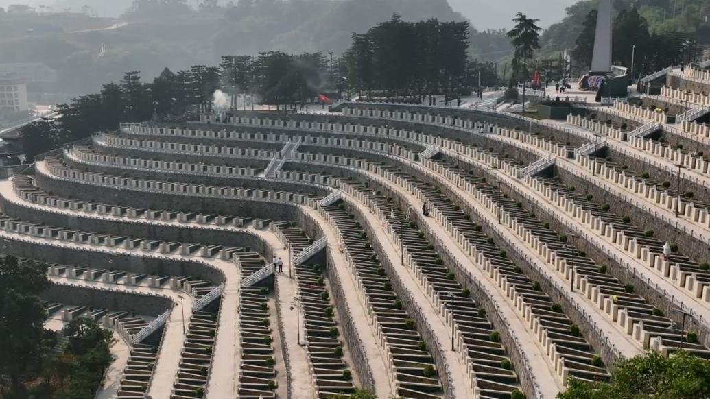 武警清明祭扫驻地周边烈士陵园
