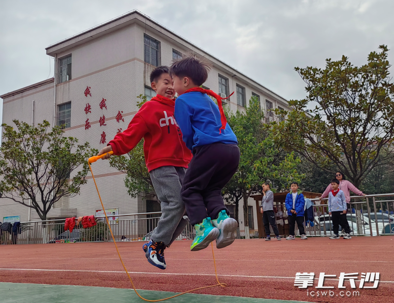 坚守护学岗9年 小学女保安为学生拍了上万张照片