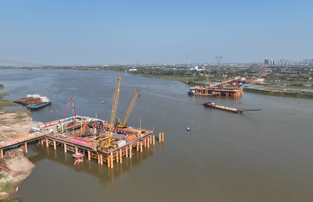 昌九高铁扬子洲赣江公铁大桥最大承台浇筑完成