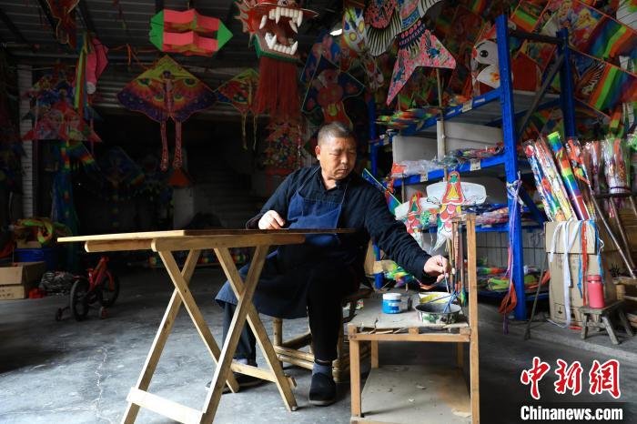 “金鸡风筝扎制技艺”传承人高加辉正在制作风筝。 王磊 摄