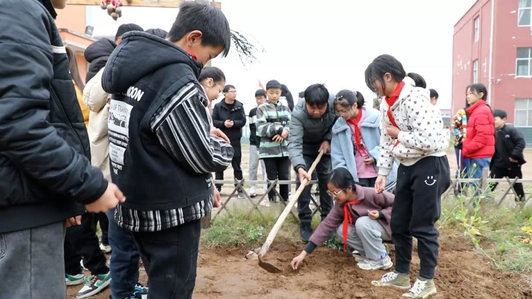 老师带小学生下地种花生：劳动教育课，培养他们从小珍惜粮食