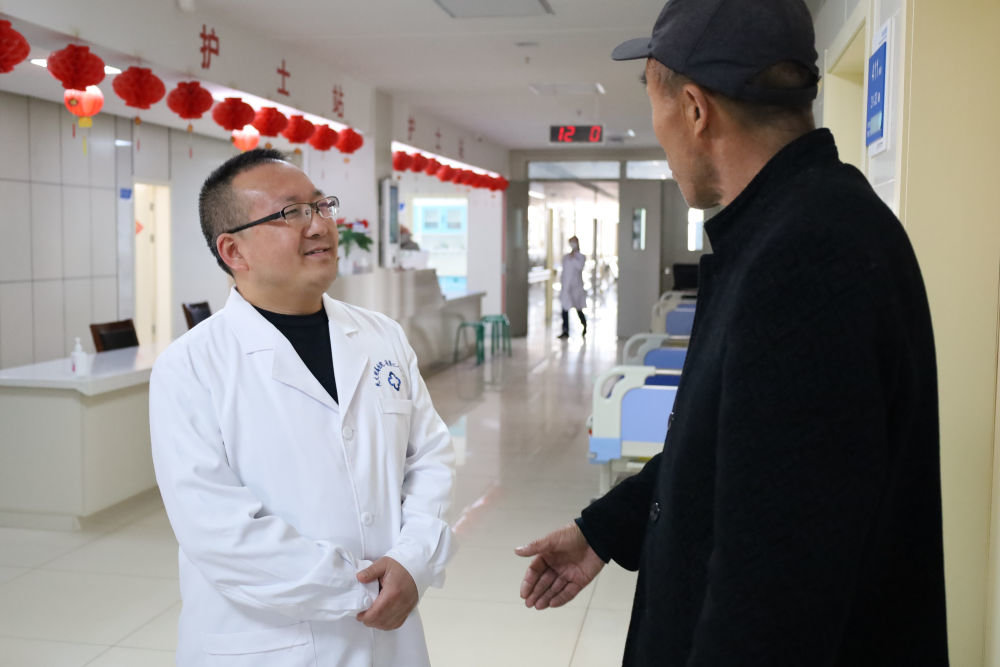 4月6日，在甘肃省庆阳市正宁县中医医院，医务人员为患者义诊。新华社记者 马希平 摄