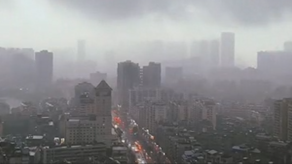 武汉大暴雨白天秒变黑夜，气象部门提醒防范城乡渍涝风险