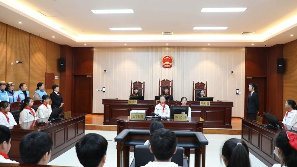 小学生进法院沉浸式体验模拟法庭_凤凰网视频_凤凰网