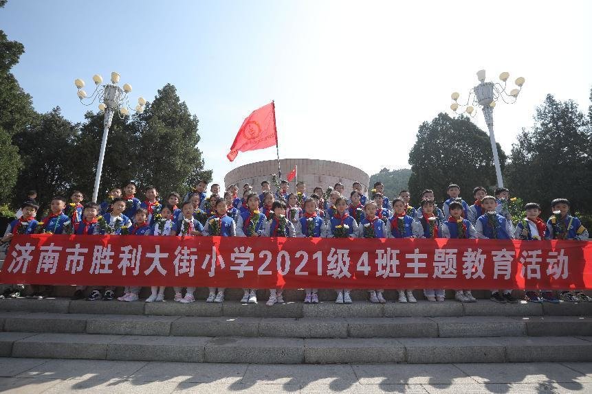 (上午10时许,4班同学抵达济南战役纪念馆)