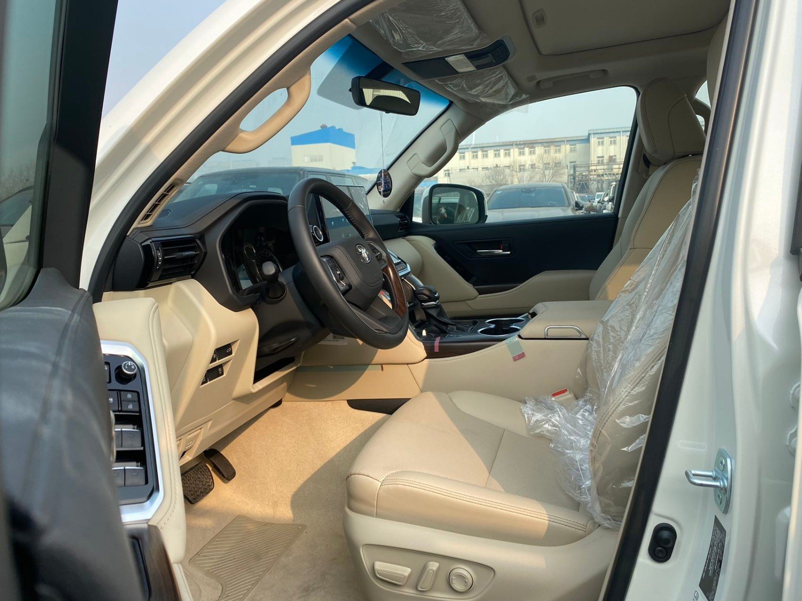 22款丰田酷路泽lc300内饰迎来较大的变化,配备了机械指针 液 晶显示