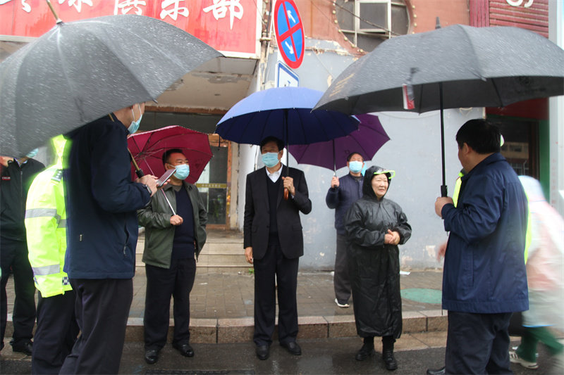 商丘交警雨中执勤保畅通 展现“小黄人”风景线