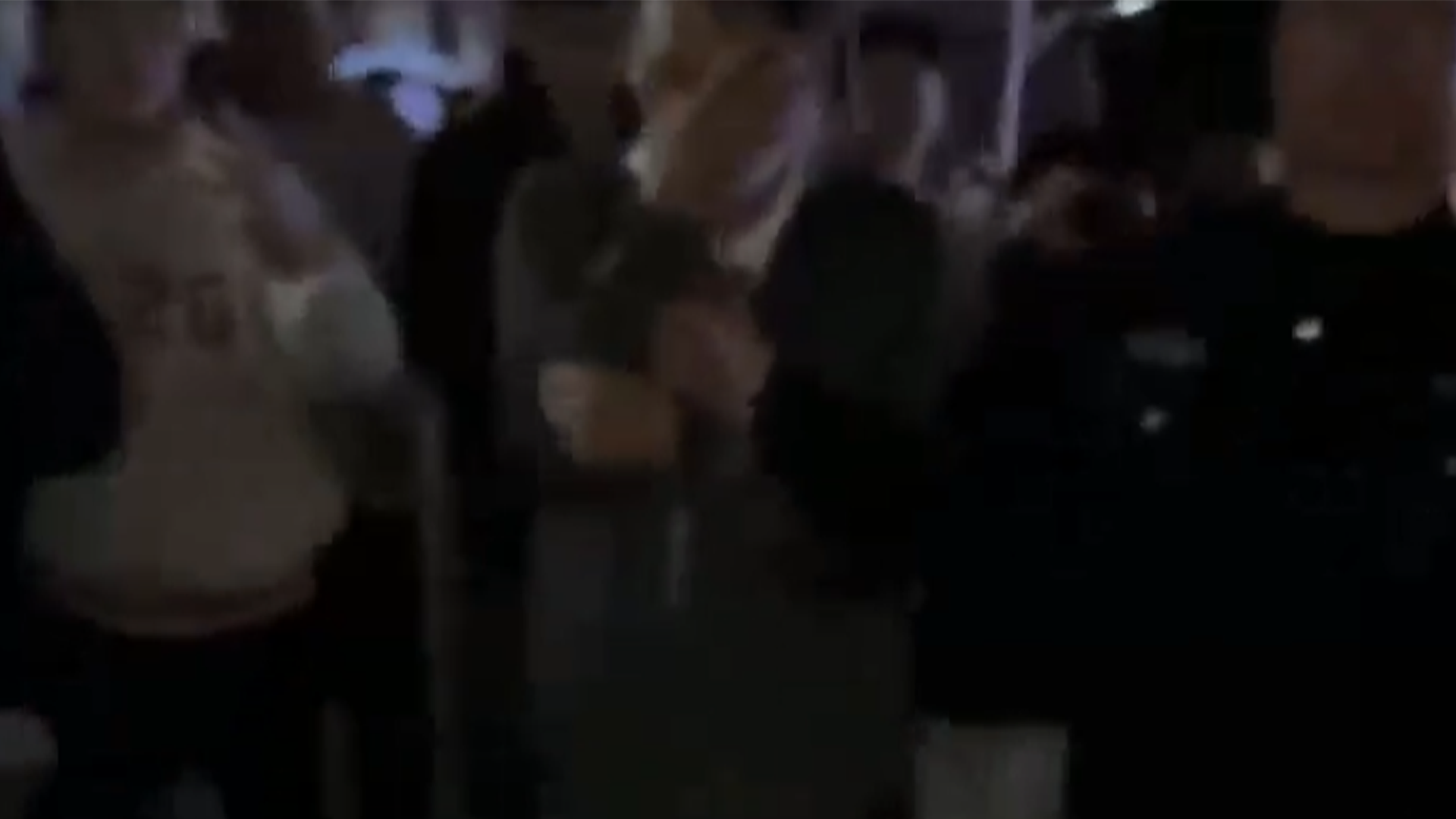 男子穿短裙丝袜进高校女寝偷衣物，校方回应：已移交公安机关处理