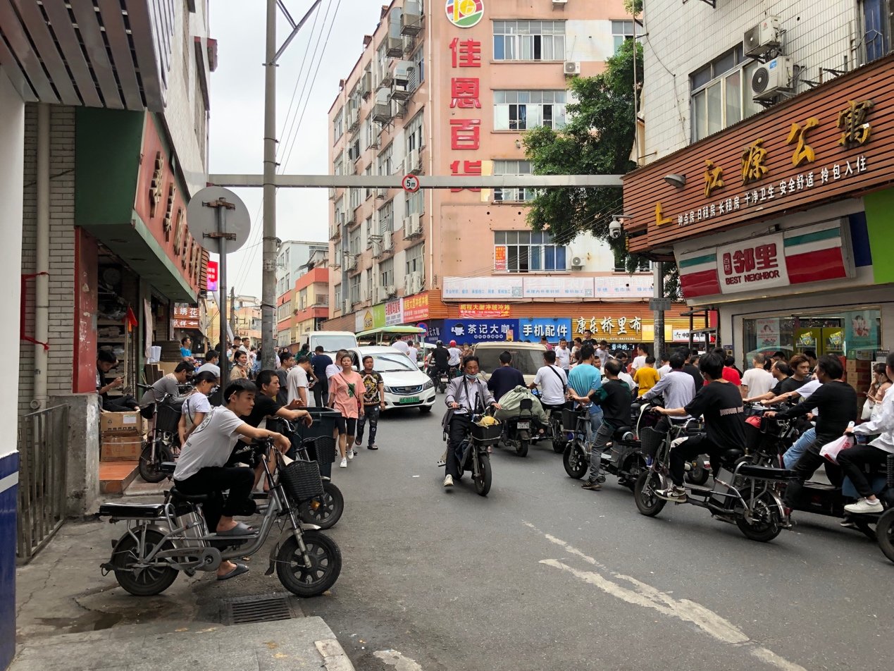 每天，“制衣村”的路边会聚集很多工人，他们在这里寻找工作机会。