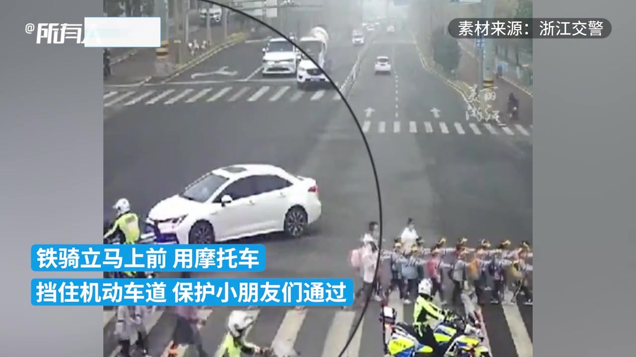 偶遇萌娃过马路，铁骑暖心护送