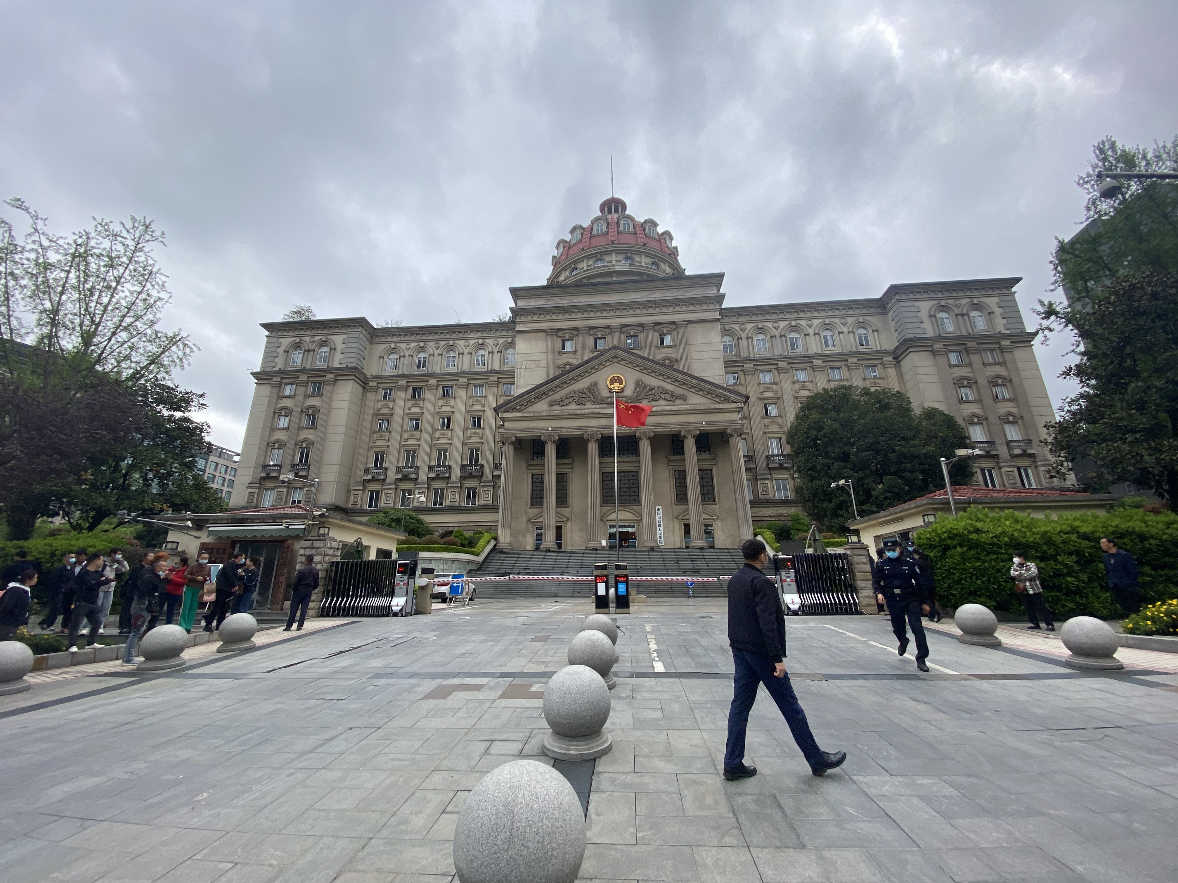 因无法申请旁听，诸多媒体在重庆市高院外直播重庆姐弟坠亡案二审。谢寅宗 图