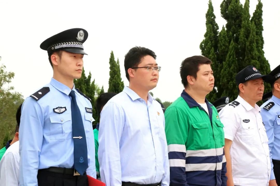 广西金川公司党员代表在三光企革命武装起义纪念碑前缅怀革命先烈 黄思雯 摄