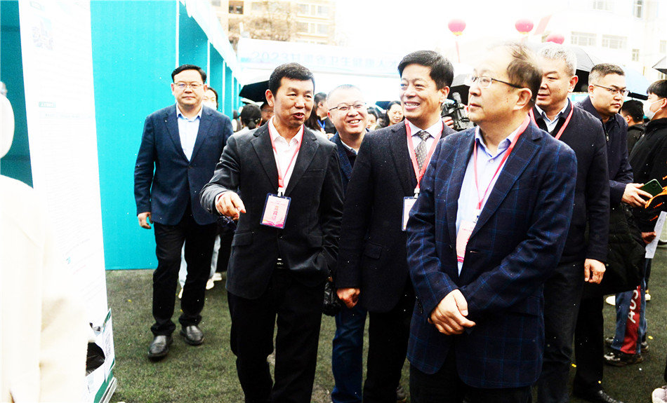 参观招聘会现场.jpg