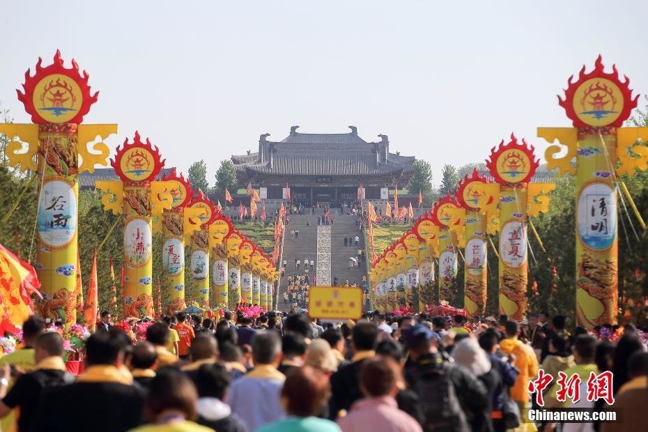 资料图：2019年5月12日，第四届“问祖炎帝 寻根高平”海峡两岸同胞神农炎帝故里民间拜祖典礼在山西高平炎帝陵举行。中新社记者 张云 摄
