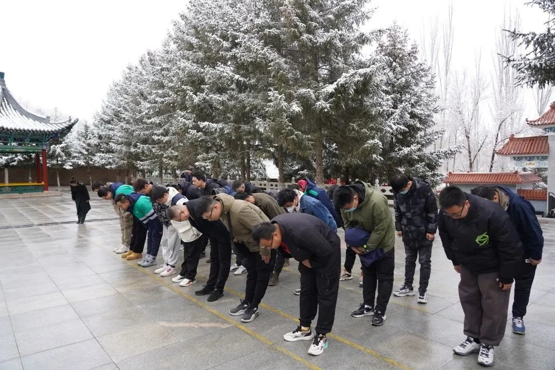 物流公司团员青年在中国工农红军西路军纪念碑前鞠躬致敬 袁天昊 摄