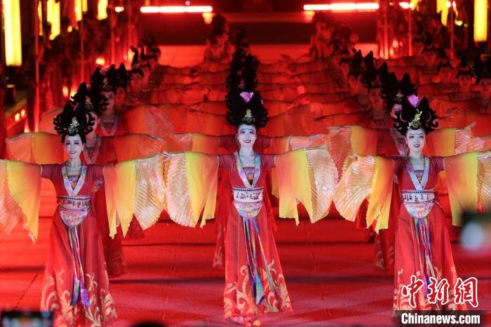 图为迎宾演出现场。　张远 摄