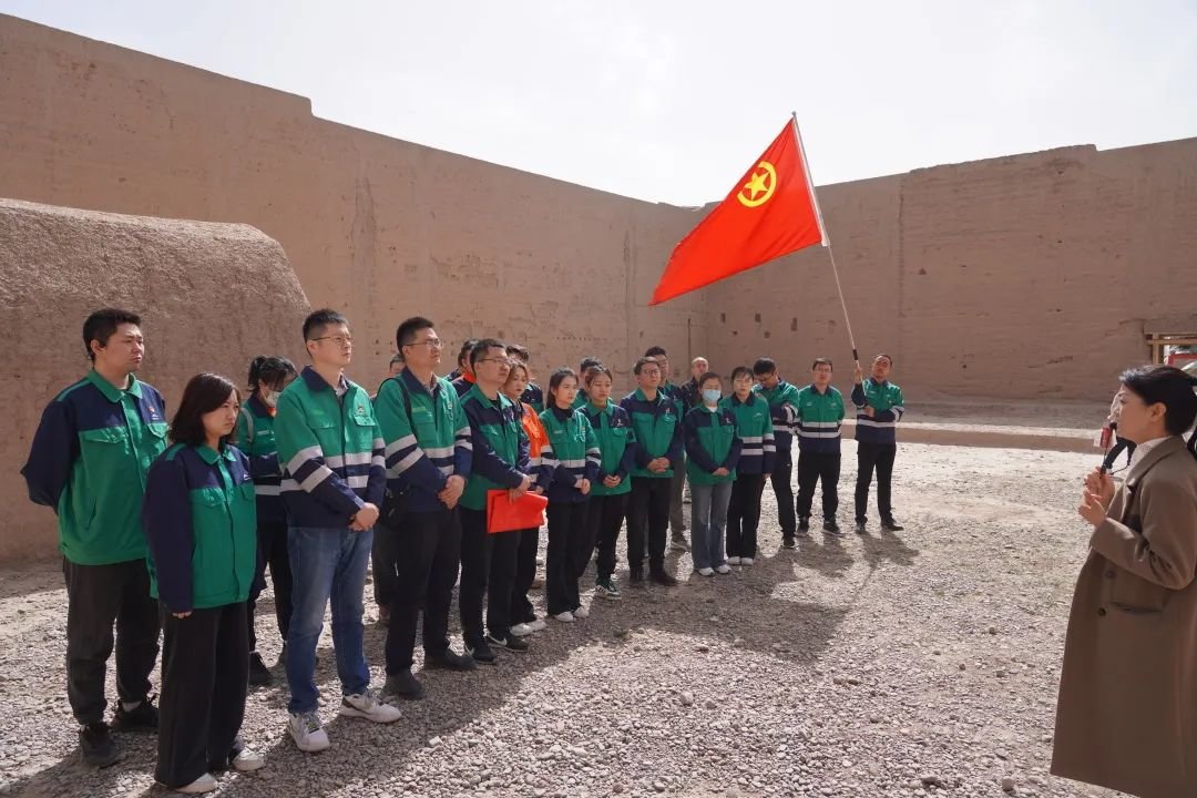 团员青年在红西路军八坝阻击战战斗遗址和前进剧团战斗遗址接受革命传统教育 袁天昊 摄