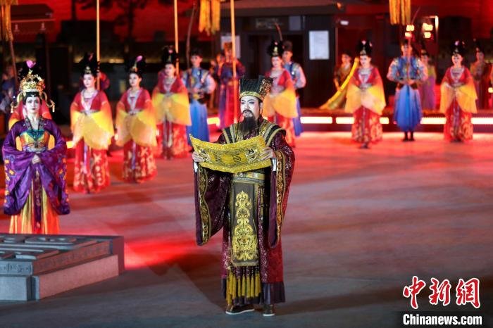 图为城门官宣读通关文书。　张远 摄