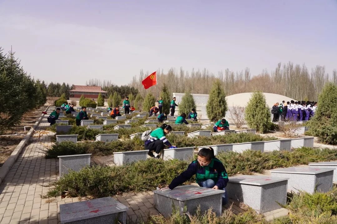 团员青年为革命烈士擦拭墓碑 袁天昊 摄