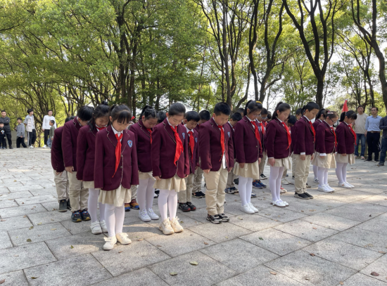 南师附小红谷滩校区方志敏中队到方志敏烈士纪念园缅怀先烈
