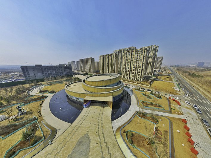 1日，蓝天下，“金胶卷”造型的长春国际影都展示中心愈发璀璨夺目。这里是展示长春国际影都宏大图景的窗口。