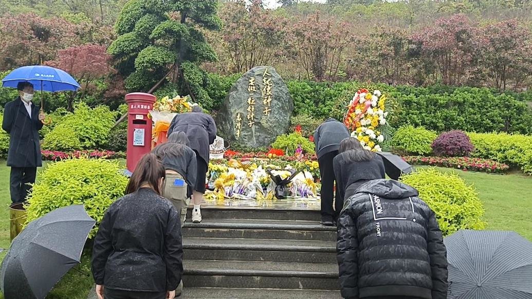 清明前夕,全国各地市民前往袁隆平墓地悼念_凤凰网视频_凤凰网