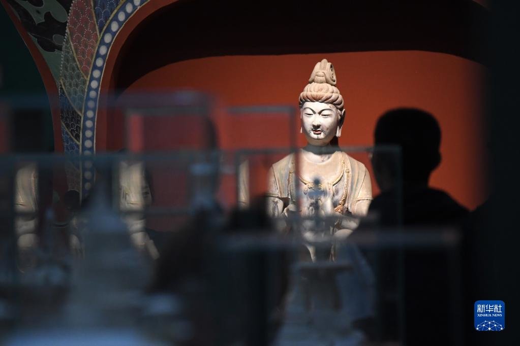 清明节兰州人打卡"敦煌" 沉浸式"对话"莫高窟壁画