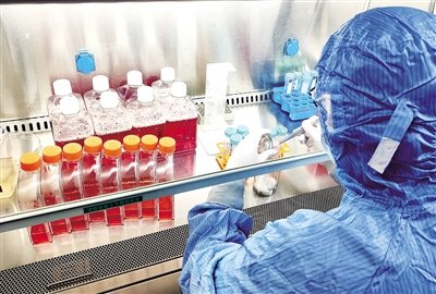 郑州源创基因科技有限公司，技术人员在实验室做技术攻关