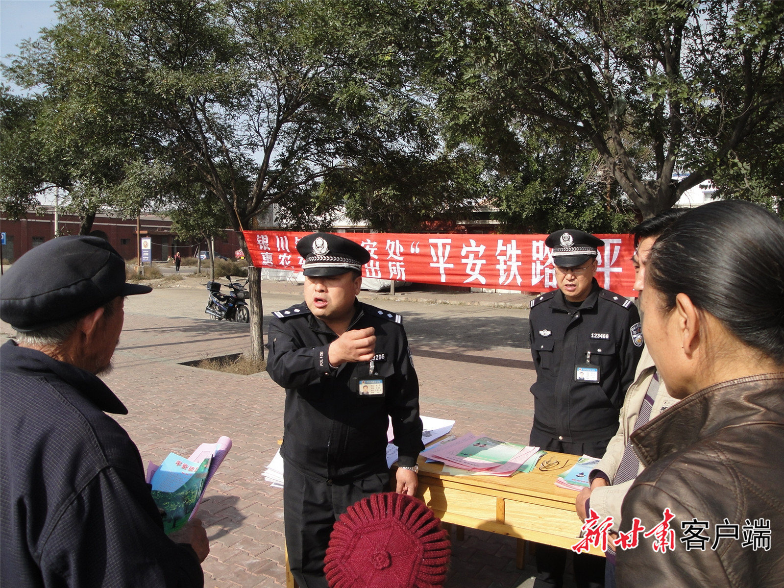 窦军为辖区群众讲解爱车护路安全常识