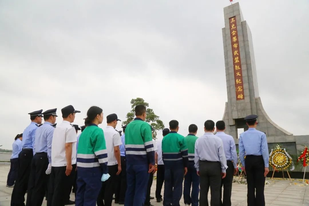 广西金川公司党员代表在三光企革命武装起义纪念碑前开展祭英烈活动 黄思雯 摄